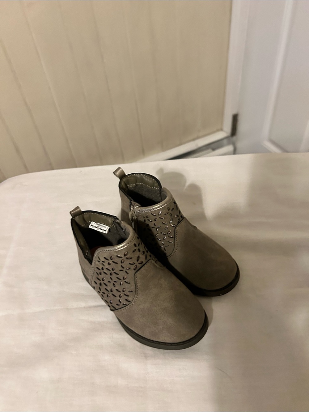 Oshkosh B’gosh Estell Toddler Ankle Boots/Taupe Laser Cut/Toddler’s Size 7 M